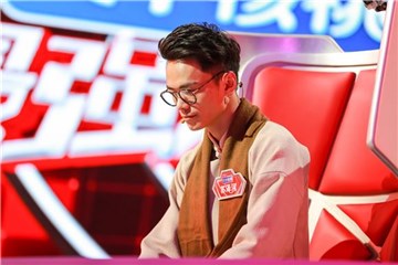 戴起眼镜的清隽书生