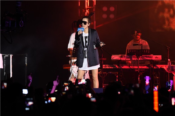 〈Yes台北现场〉郑秀文在台开唱 经典歌曲炒热现场