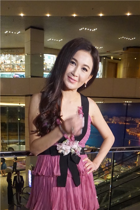 关之琳与温碧霞出席慈善晚宴