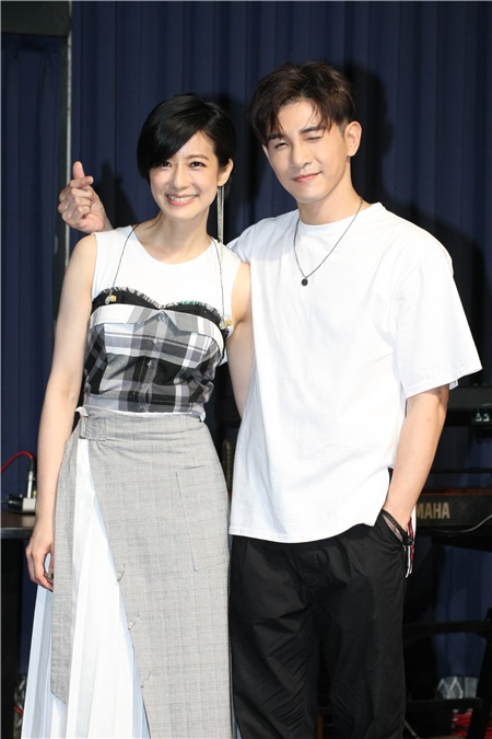 赖雅妍举办公益演唱会总彩张立昂送上三宝