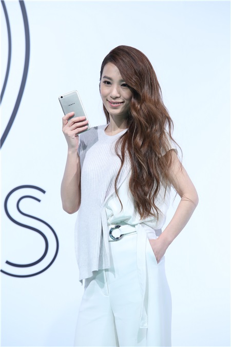 田馥甄出席手机发布会活动