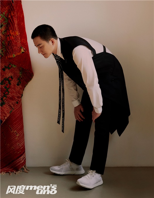 黄轩三度相约《风度》四月 黑白格调率性雅痞