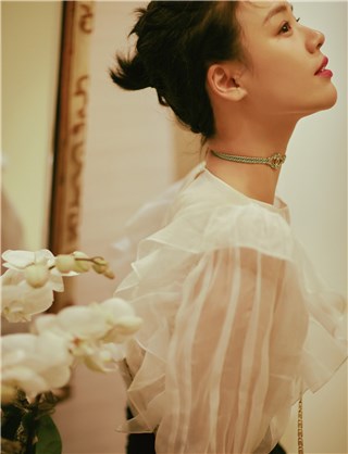 马思纯侧颜出镜优雅妩媚 纤长睫毛抢镜十足