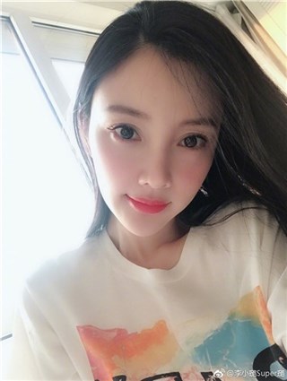 李小璐风波后首露面 全副武装接甜馨放学