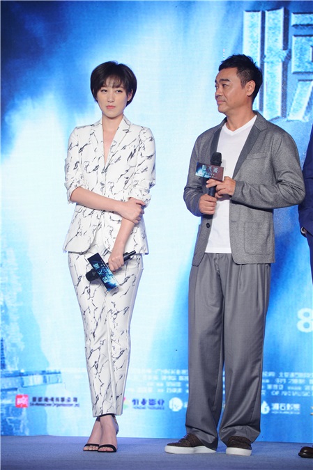 谢霆锋、刘青云亮相《惊天破》发布会 佟丽娅产后复出黑色小礼服身型窈窕