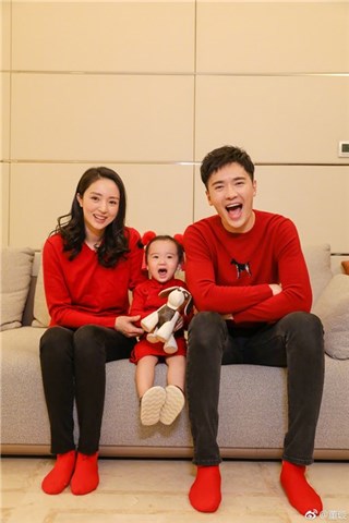高云翔与女儿打篮球 小酒窝用可爱招式完胜爸爸