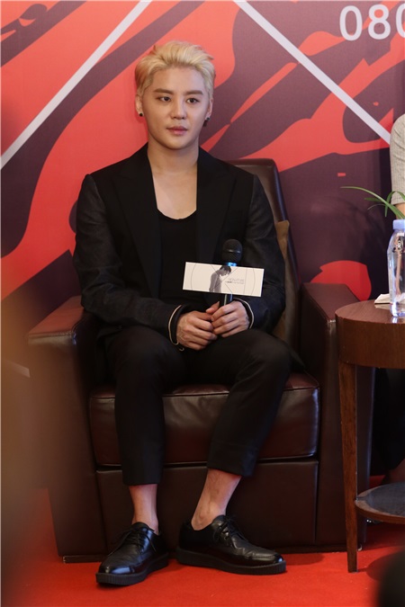 金俊秀上海出席演唱会记者会 全黑Look一头黄发成抢镜焦点