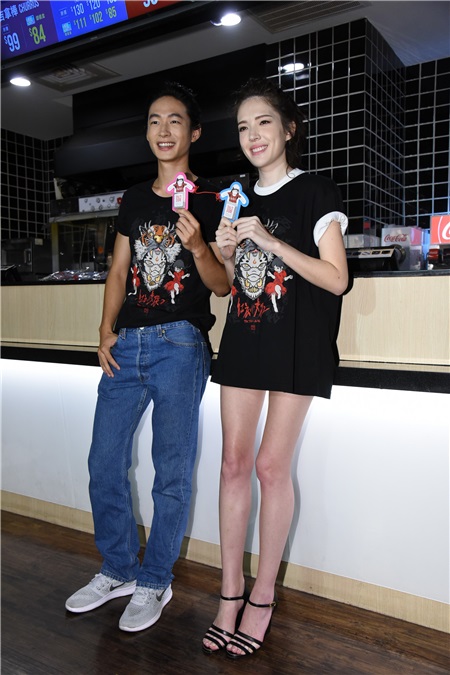 黄河.许伟宁宣传恐怖电影《红衣小女孩2》现身影城担任七夕情人节一日店长