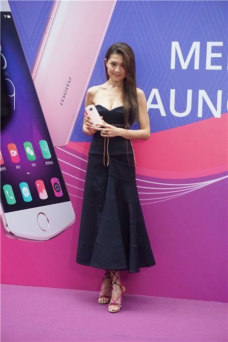 周秀娜、吴千语、周汶錡出席美颜手机发布会