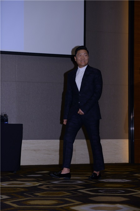 〈Yes首尔现场〉PSY办新辑发行记者会 亲切有礼笑容满面