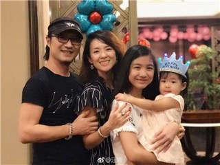 汪峰甜晒一家照片说生日感言 章子怡表示生日後要算帐