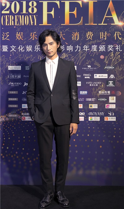 张晓晨黑西装亮相帅气温暖 年度风尚偶像印证质感演员