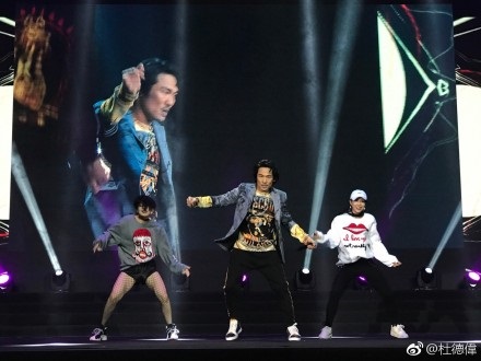 (康)杜德伟夺金曲三大奖 开心放上小金人合照