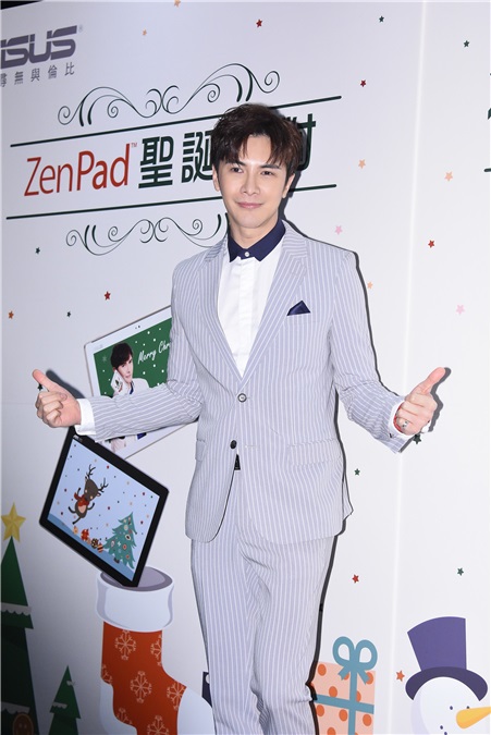谢佳见出席平板体验活动与粉丝同乐
