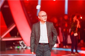 孟非帅气出场