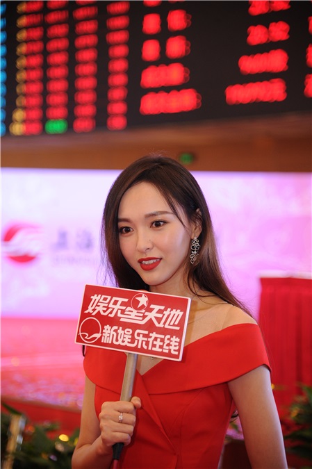 〈Yes上海现场〉唐嫣红礼服亮相 小露性感白香肩