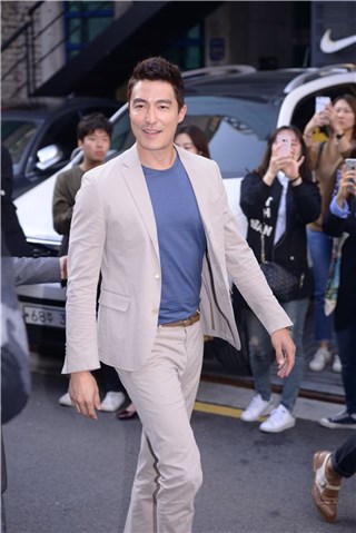 〈YES首尔现场〉丹尼尔·海尼米色西装吸睛 贵族气质无法挡