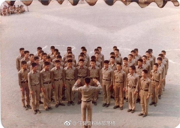 实习崴:任贤齐分享国中团体照 难找到叶璇也说:眼已瞎