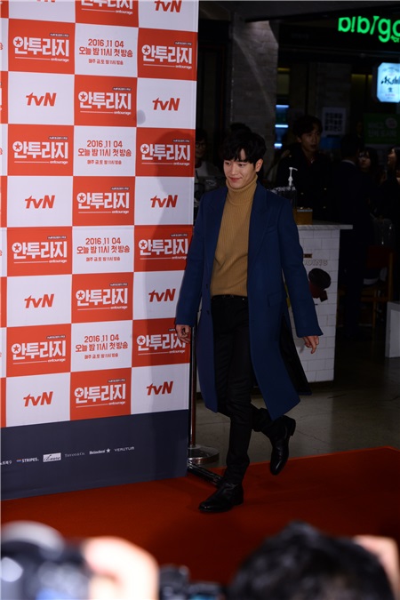 今日(11月4日),tvN 最新金土剧(周五.六播出的剧集)《Entourage》在首尔市清潭 CINE CITY 举办了特别版抢鲜看试映会兼红毯活动,