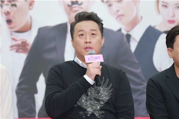 申宝拉与严贤璟同台 Boom当杨静苑护花使者