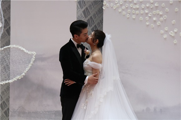 陈妍希穿婚纱与陈晓双双亮相 十指紧扣对视难掩幸福之情