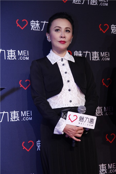 刘嘉玲全黑Look女王气场足 与外籍友人热聊谈笑风生