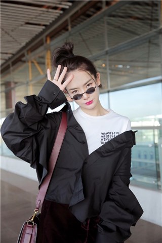 戚薇一身率性启程前往威尼斯 粉丝：让人沦陷的颜质啊！