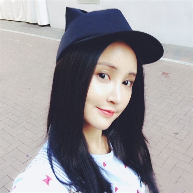 张歆艺晒长发自拍 逆生长少女感十足
