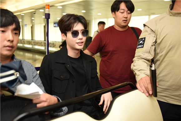 〈Yes 台北现场〉李钟硕全黑look帅气抵台 微笑互动粉丝超暖心