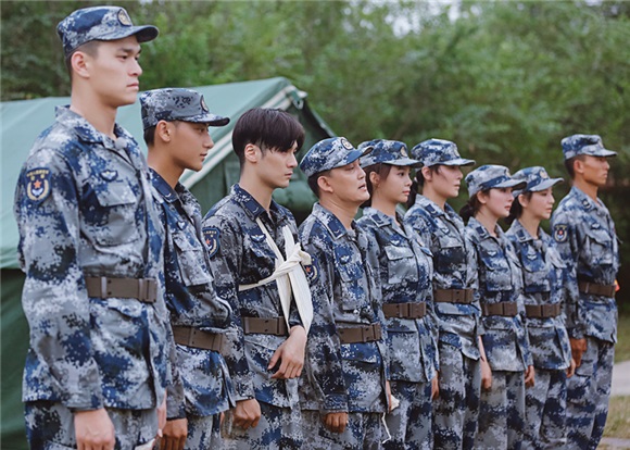 蒋劲夫受伤上热搜 被赞敢拼能忍是娱乐圈兵王