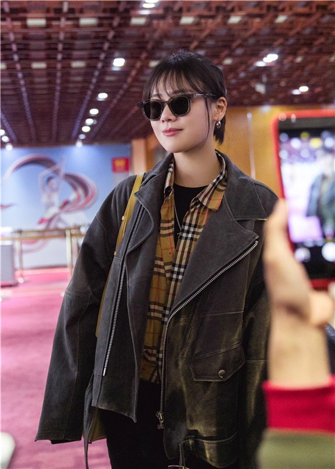马思纯私服出行遭围堵 率性大方与粉丝合影