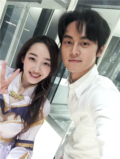 蒋梦婕生日趴大玩cosplay 陈翔娄艺潇变王者荣耀开黑
