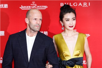 上海电影节红毯,杰森·斯坦森与李冰冰面带微笑