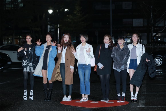 〈YES首尔现场〉洪真英、Fiestar曹璐、CLC、RedVelvet等为音乐节目《音乐银行》进行彩排