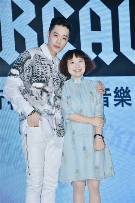 周汤豪携新专空降北京 吴莫愁亮相站台支援