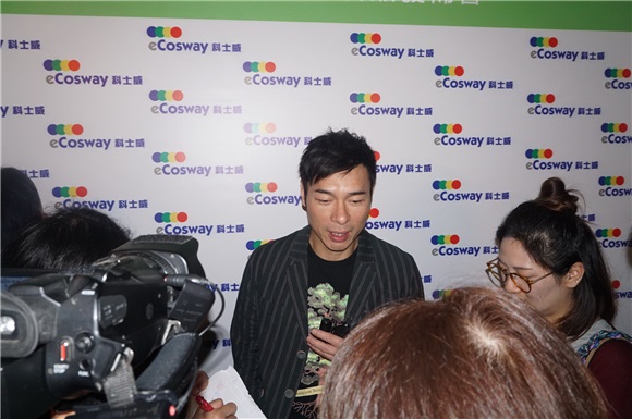 许志安出席科士威续约记者会