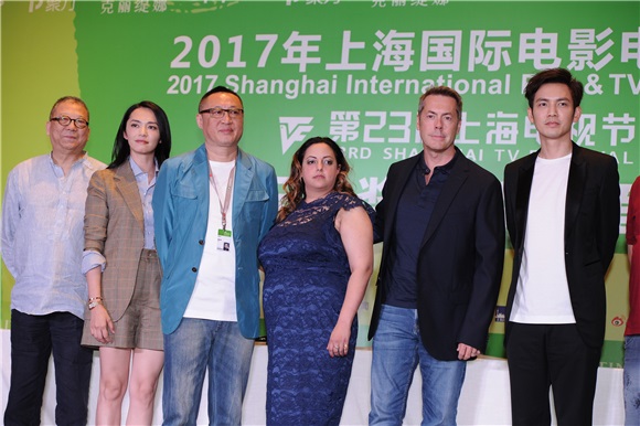 钟汉良首次担评委享受小轻松 姚晨感叹行业不断在进步