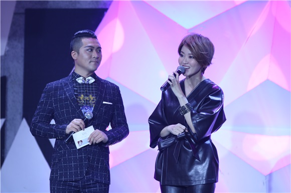 新加坡天后蔡淳佳办新歌首唱会 独立作曲《自画像》探索内心世界