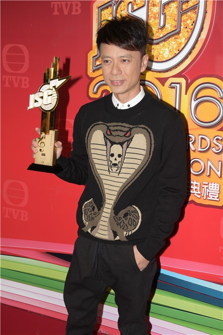 李克勤出席劲歌金曲颁奖典礼的最受欢迎男歌手颁奖仪式