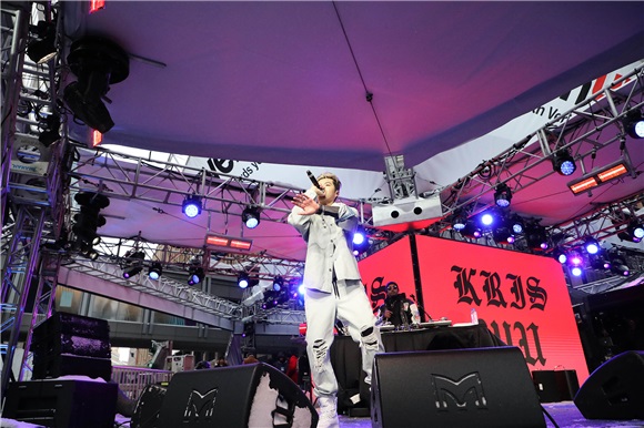 吴亦凡献唱级碗Super Bowl LIVE舞台 成首位登场华人