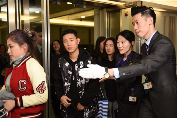 〈Yes 台北现场〉GARY结束RM录制首抵台 获粉丝接机