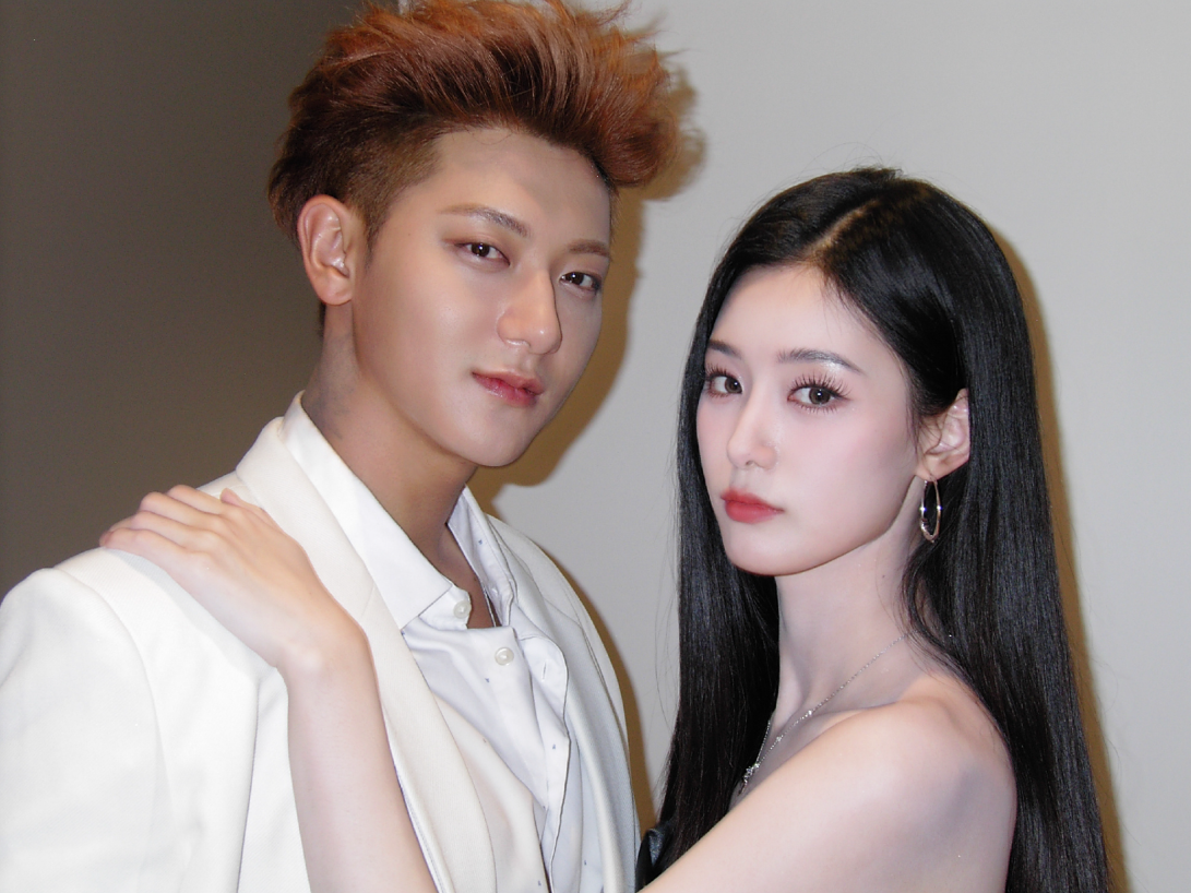 黃子韜直播彈幕逼徐藝洋曬妊娠紋，黃子韜怒懟：結婚生子礙你事？