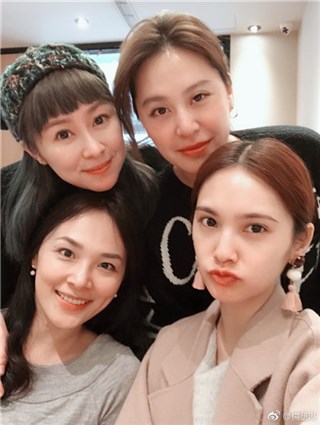 杨丞琳晒“4 in Love”合影引回忆杀 自侃就自己没当妈