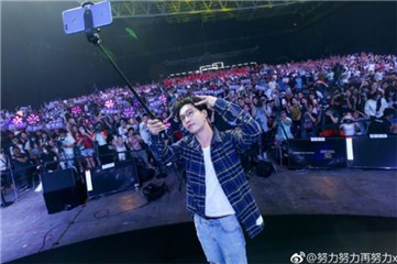 张艺兴在发布会现场使用HUAWEI nova 2系列自拍