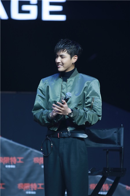 范•迪塞尔来华粉丝疯狂 妮娜不惧寒风秀性感与吴亦凡搞笑互动