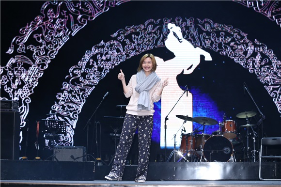 孙燕姿参加金马奖演出彩排