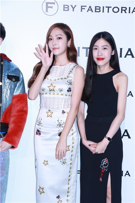 Jessica郑秀妍受邀看秀 裹身连衣裙秀S身材
