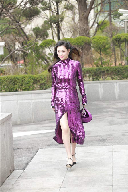雪莉轻松驾驭亮片裙 崔智友秀大长腿来站台