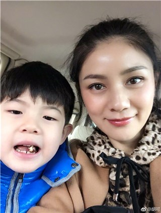 胡可与安吉合影嫌弃安吉牙齿上的缝儿 网友笑侃：亲妈