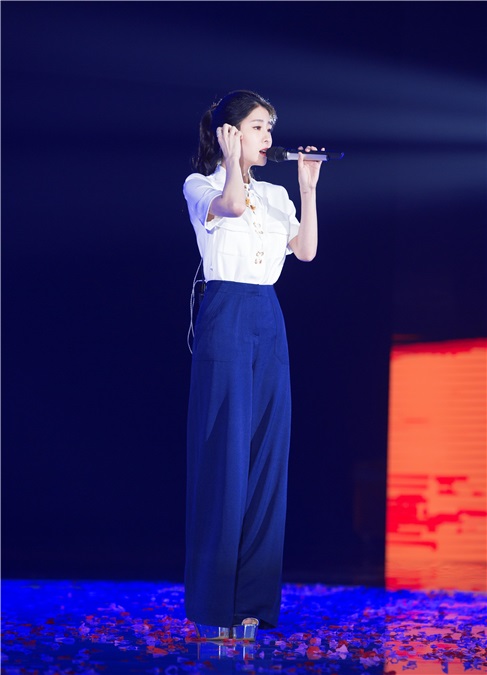 张碧晨仙侠盛典首唱《时光笔墨》 歌声唯美尽显柔情